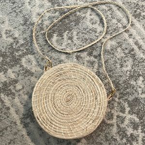 Round/circular straw crossbody
